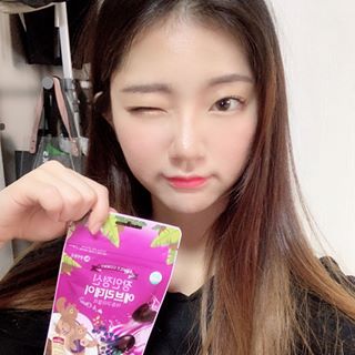 정서진 on Instagram: “다이어트를 열심히 하진 않지만 ㅎㅎㅎ... 😂😂 군것질을 막 먹기에는 신경쓰였었는데 입심심할때 먹기 딱 좋은 젤리 !  _ 정제된 흰설탕이 아닌 비정제 코코넛설탕을 사용해서 살찔 걱정도 덜고 젤리 중앙에 엘더베리, 유기농 수세미 농축액이 들어있어…”