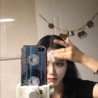 민여이 (25) on Instagram: “[로하셀] 세이브 미 크림 폼 클렌저 엄청 쫀쫀한 크리미한 크림 폼클렌저 💭 , 굉장히 건성피부인데 전혀 건조하지않음 화장 진한편인데 한방에 ㄹㅇ 다지워짐 ,, 성분 잘안보는편인데 성분도좋음 ,, ( 모링가씨앗 , 수크랄페이트 ) 거의 일주일써봣는데…”