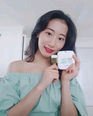 Taerin Kim on Instagram: “민감성 피부라 계절 바뀔 때마다 고민인데, 요즘 피부 컨디션이 잘 유지되는 중😊  #비타드롭샷앰플  스킨 바르고 9가지 비타민이 들어간 노란색 앰플을 적당량 덜어서 바르면 얼굴에 윤기가 👌 여름이라 까매질 피부에 미리미리 예방 조치하면 조금이나마 덜…”