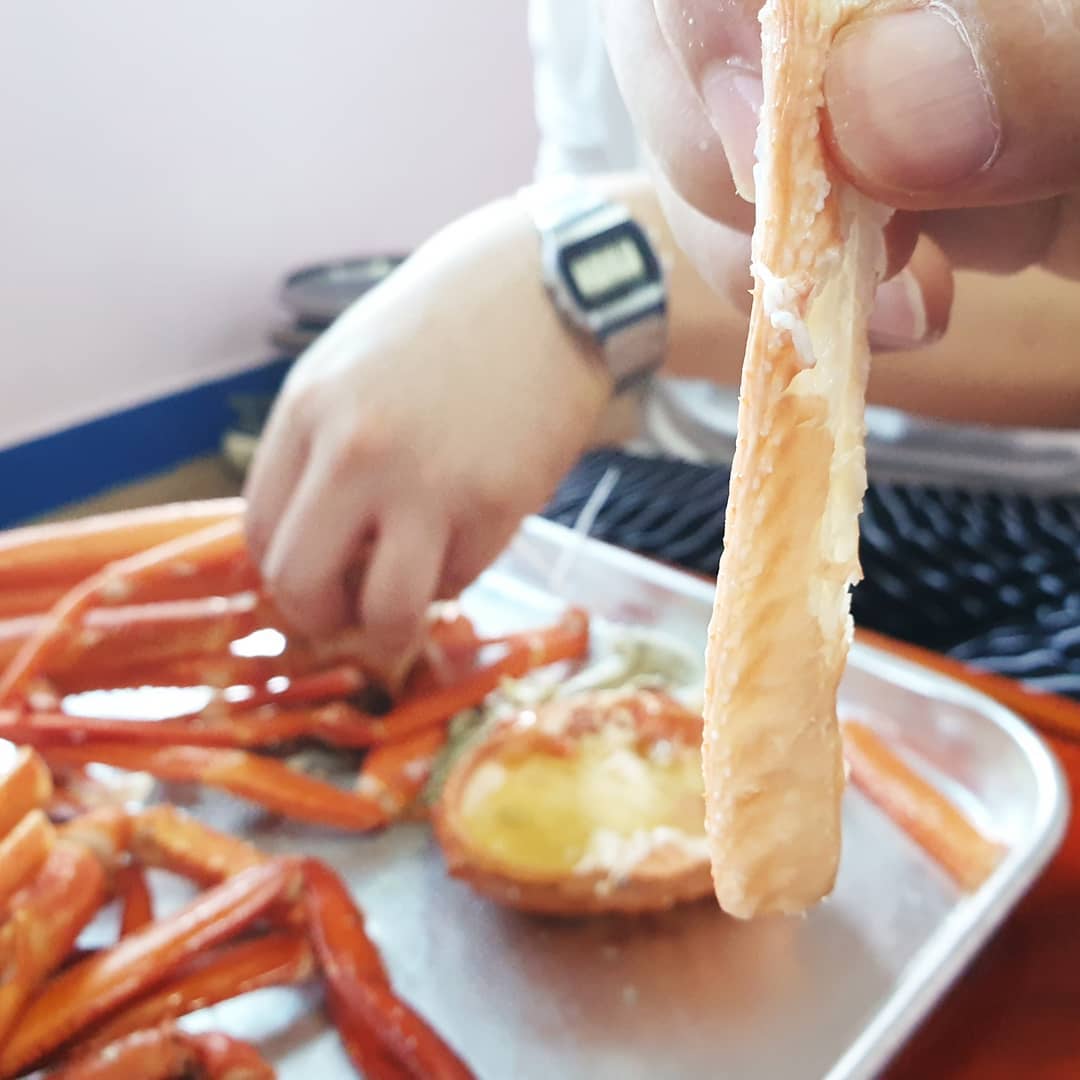 #속초홍게 #동명항시장 에서 사왔는데 
가격을 잘쳐서 사왔는지 잘모르겠지만
살이 꽉차있어 맛있었다
대게의 맛이랑 홍게의 맛이랑 살짝 틀린게 신기했다
그런데 집에 싸가려고 남겨둔 마늘바게트를 두고왔어.....흑흑 ㅠㅠ

#속초여행 #홍게사랑 #먹방 #먹스타그램