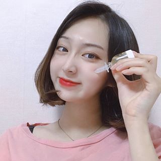 경언 on Instagram: “촉촉하게 피부에 스며드는 #로하셀비타드롭샷앰플  이 앰플 쓰고나서 피부가 확실히 생기있어짐😜 탱탱하고 화사한 피부를 원한다면 추천하는 앰플❣️ . . . #lohacell #로하셀 #비타드롭샷앰플 #로하셀앰플 #로하셀드롭샷앰플 #피부활력 #주름개선…”