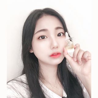 @mo_omo_oddi on Instagram: “커엽게 생긴 로하셀 비타드롭샷:3
비타민나무수로 만들어서 나의 까무잡잡띠띠한 피부를 밝혀주고이땅. 
발림성 좋고 촉촉하고 쵼쵼함!
같이쓰는 제품은 #세이브미크림”