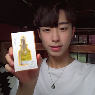 김혜성 on Instagram: “로하셀 비타드롭샷 앰플 🍊🍋! - 몇주 전 올렸던 포스팅인 크림과 폼클렌징과 같은 브랜드인 로하셀 비타 드롭샷 앰플에요!  항상 느끼지만 로하셀은 항상 제품이 담겨져 있는 용기가 참 신박한거 같아요🤔  9가지 비타민도 들어있어서 크림과 함께 섞어서…”