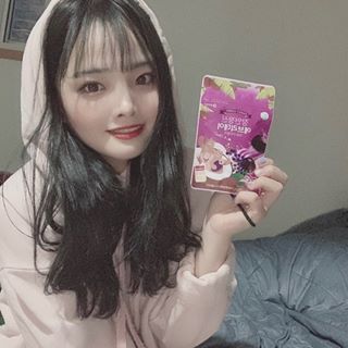 김수정 on Instagram: “#장인정신에브리데이아츄구미젤리 ☝🏻정제된 백설탕 대신 GI지수가 낮은 비정제 코코넛 설탕을 사용해서 믿을수있담!-! 🤞🏻젤리중앙에 엘더베리, 유기농수세미 농축액이 첨가되어 건강지수를 한 번 더 UP💪🏻 . . . 👉🏻 지퍼백 포장되있어서 어디서든…”