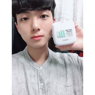 daniel on Instagram: “[로하셀] 세이브 미 크림 기분 좋게 발리는 보습 짱짱 크림 • 미세먼지 피부 흡착 방지로 미세먼지 차단 • 색소침착과 노화를 촉진하는 블루라이트 차단 • 수크랄페이트 성분으로 피부 진정까지!  피부가 민감한 편인데 이거 바르고나서 굉장히 피부가…”