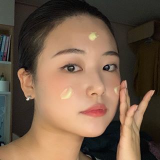 송무원 on Instagram: “[로하셀]세이브미 크림 후기 . . 민감피부 진정에 도움을 주는 보습 장벽 안심 크림 . . 피부가 정말 예민한 편이라서  화장품 고르는데 어려움을 많이 겪는데  이 크림은 민감피부를 가진 저에게 딱 맞는 제품이였어요.  크림을 쓰기 전 심하게…”