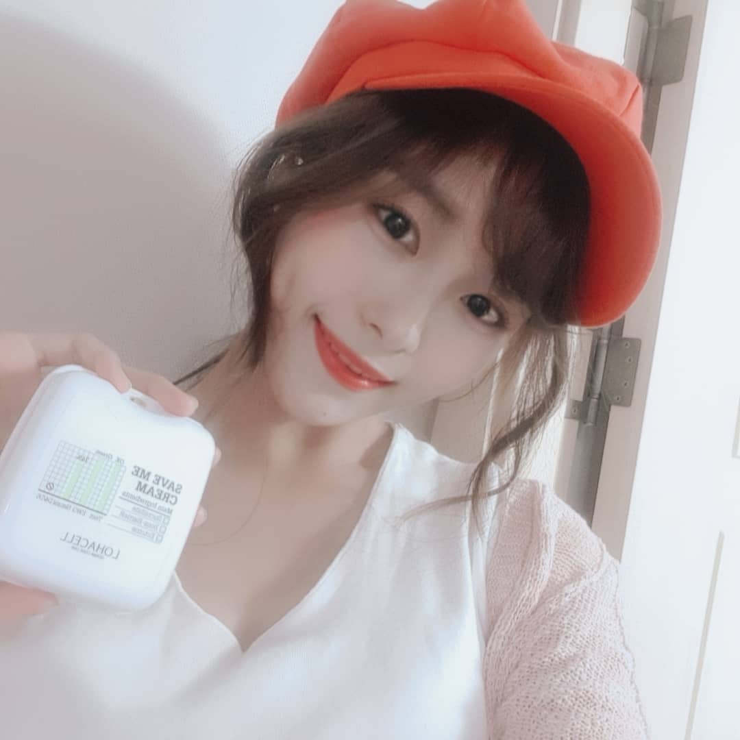 @___h____j___ on Instagram: “요즘 연주 준비로 예민해진 우리 언니를 위해 ❤ 초예민 해진 언니가 쓰고 처음으로 자극없고 좋다고 했다!  까다로운 #성악가 #동생 은 힘들어 ㅠㅠ #로하셀 #로하셀세이브미 #로하셀세이브미크림 #로하셀크림  #미세먼지차단 #크림추천 #수크랄페이트…”