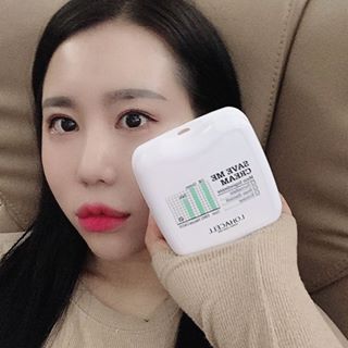 수진 on Instagram: “#미세먼지 덕분에 외출만 하면 난리나는 나의 피부를 위하여. #미세먼지차단 크림 . #로하셀 #로하셀세이브미 #로하셀세이브미크림 #로하셀크림 #크림추천 #수크랄페이트 #미세먼지안녕 #미세먼지없음 #미세먼지꺼져 #셀피 #셀카 #데일리 #코덕 #뷰티…”