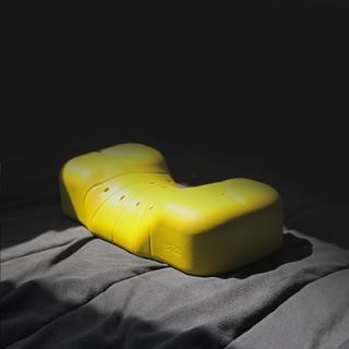 김 동열 on Instagram: “숙면의 차이, 데일리굳즈
척추전문의의 설계로 
자세까지 교정하는 편안한 베개

#데일리굳즈 #자세교정 #베개추천 #기능성베개 #꿀잠베개 #베개 #꼬북베개”
