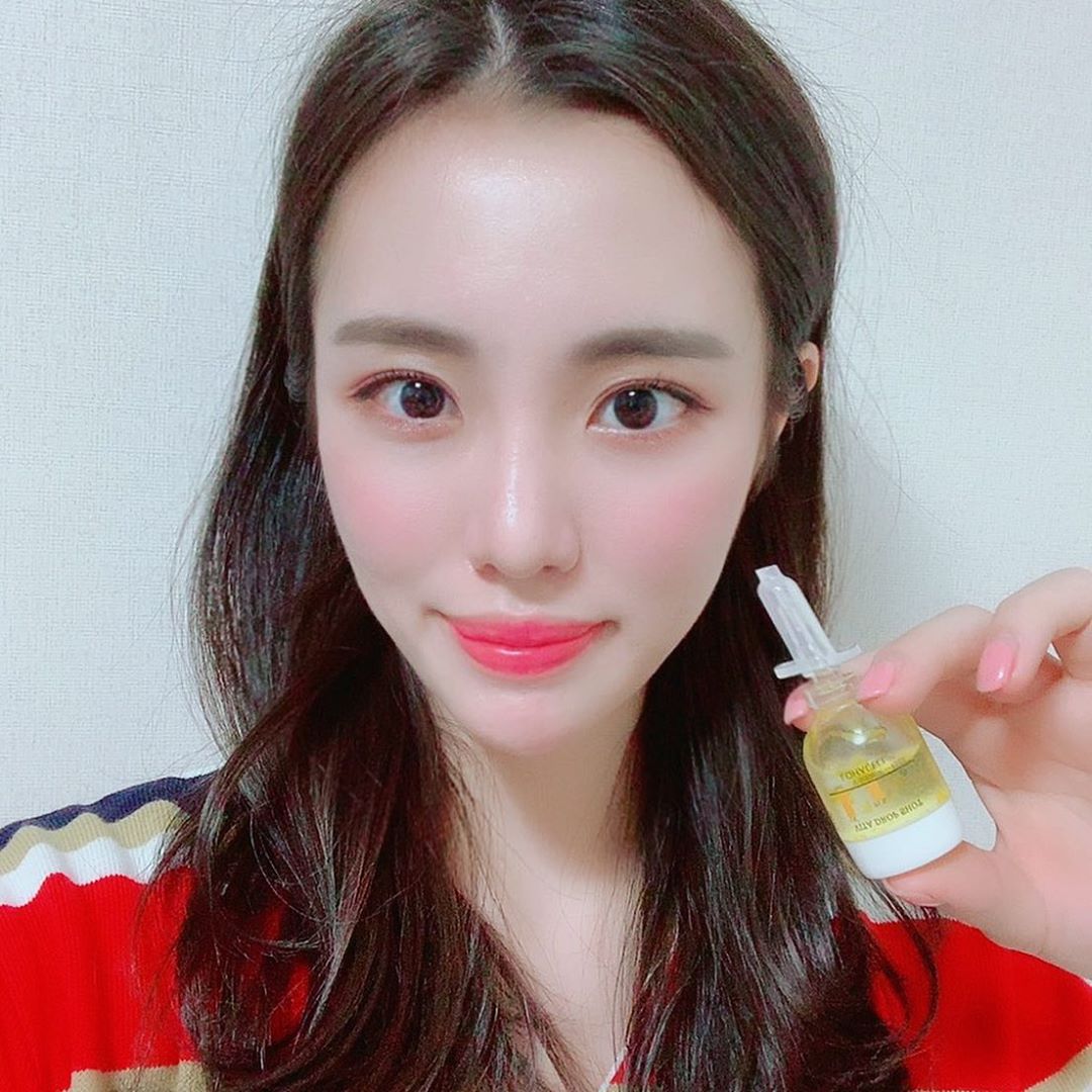 👩🏻혜인💕모리🐶 on Instagram: “9가지 비타민이 들어가 피부에 활력 뿜뿜✨해주는 빛타민 #로하셀#비타드롭샷앰플 비타민나무수로 끈적이지 않고 미백과 수분을 동시에 잡아준다✨  쓸수록 피부의 활력을 되찾아주는  착한 #빛타민!…”