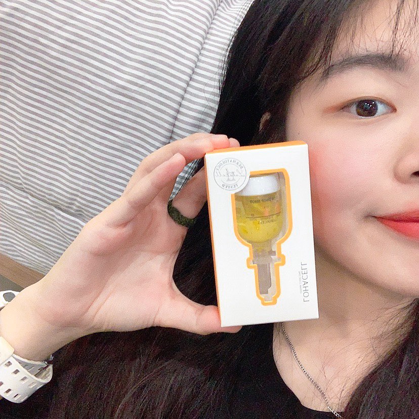 이샘 on Instagram: “[ #로하셀 ; #비타드롭샷앰플 ] 앰플은 처음 써보는데, 탄력 잡는 데에 좋은 것 같아요! 투명한 비타 세럼 사이에 영양 오일을 띄워 천천히 드롭화 시키는 방식으로, 이중 보습이 되는 점이 특징이에요! 칙칙해진 피부톤이 화사해지고, 수분 보습과…”