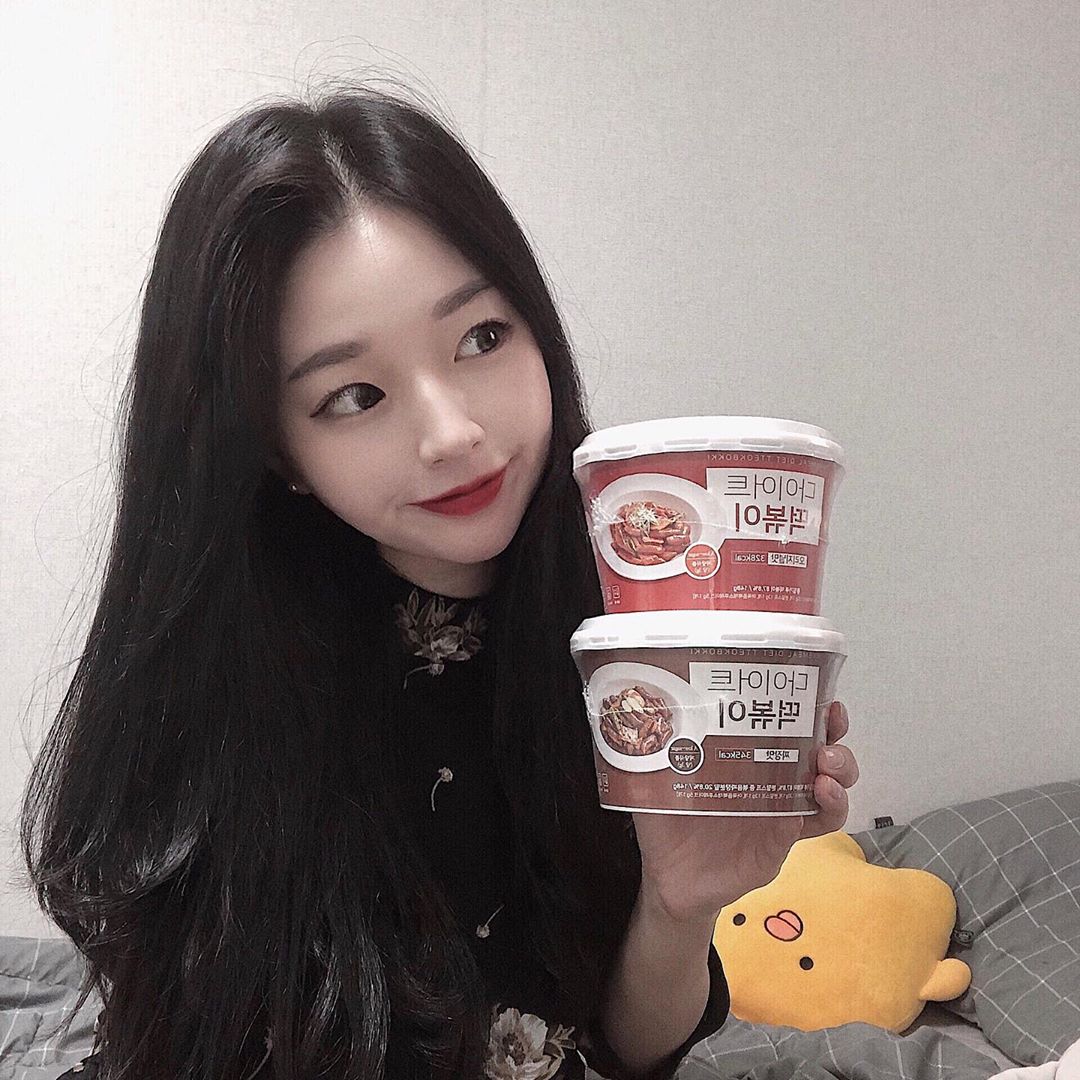 @0411gram on Instagram: “다이어트 떡볶이라 300kcal 밖에 안하는데 
맛은 그대루.... 떡볶이가 세상에서 젤 마시써 👅”