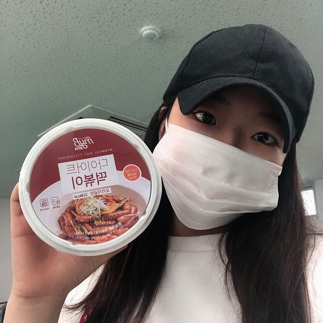 ო ʏᴜɴ _ ɢʏᴜ ო on Instagram: “통밀로 만들어서 떡볶이 하나에 300칼로리 밖에 안된다..🤭
.
.
.
#마이비밀 #다이어트떡볶이 #다이어트식품 #곤약떡볶이”