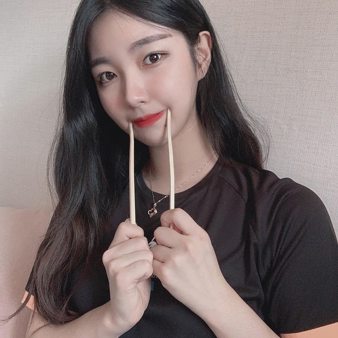 소영짱ෆ⃛ on Instagram: “이 세상에 떡볶이안좋아하는 여자없고 .. 다이어트안하는 여자없다고 다이어트도하고 떡볶이도 먹을수있는 대박 꿀팁 ㅎ 마이비밀의 다이어트떡볶이는 단백질 ⬆️ 식이섬유 ⬆️을 위해 통밀로 만들었단 말씀ㅎ 그렇다해서 맛이없다는것도 아니고 완전 존맛탱 ..…”