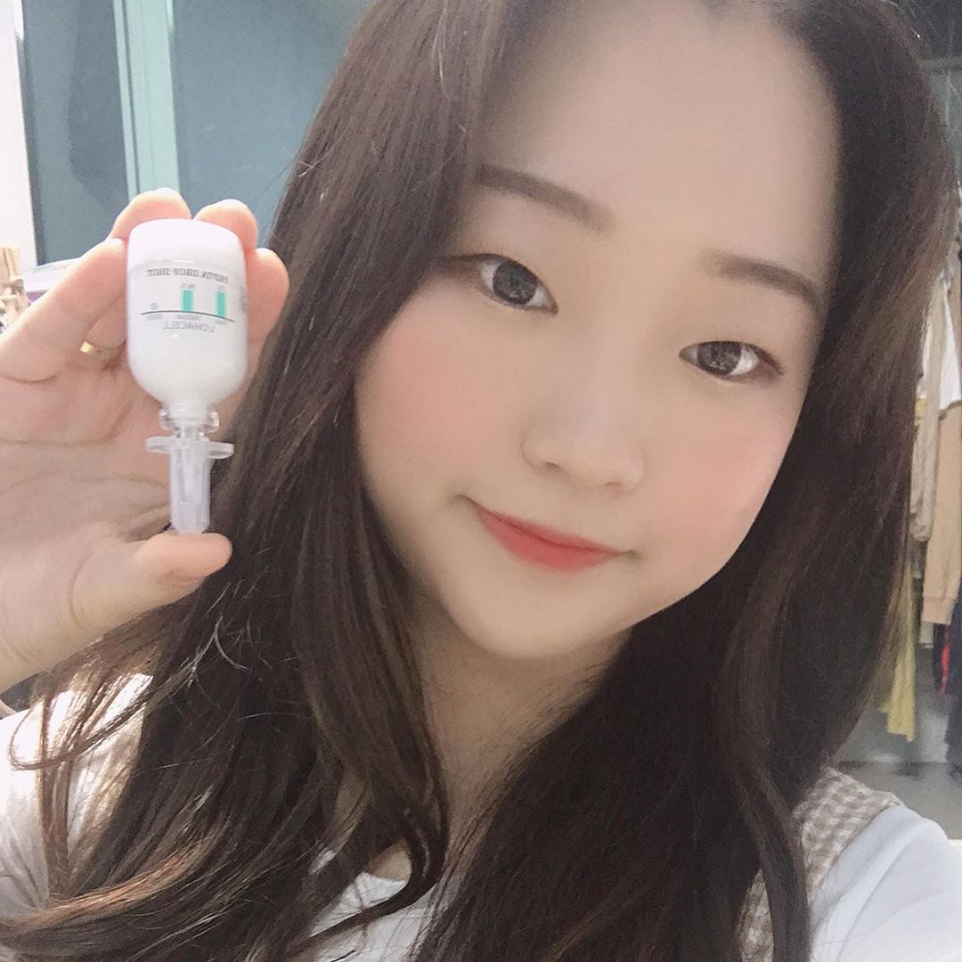 민경(22) on Instagram: “. 바르자 마자 탄력있는 피부로 바껴버림....👍 구래서 울엄마가 더 좋아라 한담🤗 . . . #로하셀 #lohacell #로하셀드롭샷앰플 #펩타드롭샷앰플 #드롭샷앰플 #로하셀앰플 #탄력앰플 #스킨케어 #홈케어 #앰플 #앰플추천 #미백 #콜라겐…”