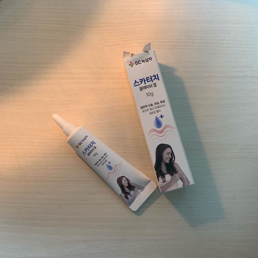 수정인스타 on Instagram: “수술,외상,화상 등으로 생긴 오래되거나 새로운 흉터와 켈로이드 흉터를 관리해주는 “#스카터치블레미쉬겔 “ ✔️어린이~성인 모든 연령대 사용가능 ✔️제품을 바르고 건조되고 난뒤 화장품&썬크림 사용가능 ✔️ 피부에 도포하면 유연하고 방수가 되며,통기성…”