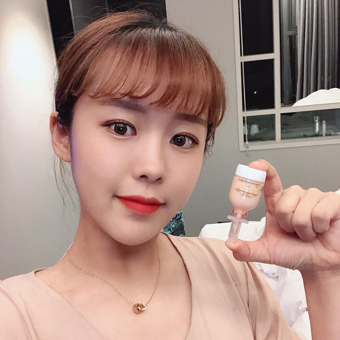 배이지 입미다. on Instagram: “흑갈색의 색소인 멜라닌이 생성, 이동을 억제시켜주는 #로하셀드롭샷앰플 🌡 . . . 미백에 중점을 두었지만 주름개선의 효과까지 있는 앰플‼️ 한 가지 효과만 보여도 좋은 앰플인데 이 앰플은 두 가지의 효과가 뚜렷하게 피부에 나타나요😆 전에…”