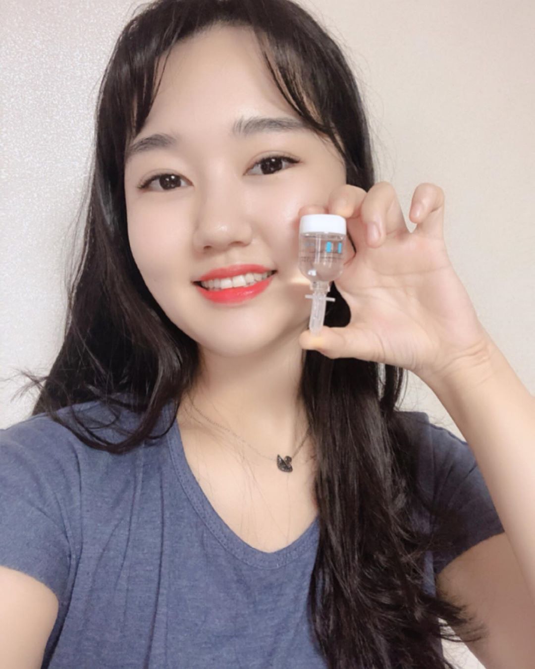@_891211 on Instagram: “⠀⠀⠀⠀ 핫햇던 여름에서 넘어가니 얼굴 속당김이 느껴지는데 결혼식이며 어디 참석할때가 많아서 긴급처방으로 며칠 사용해보니 확실히 잃어버린 광을 찾았어여 !!!!! 저는 하이드롭샷으로 사용했는데 비타, 페바, 톤업 등 1+1으로 교차구매로 가능하니…”