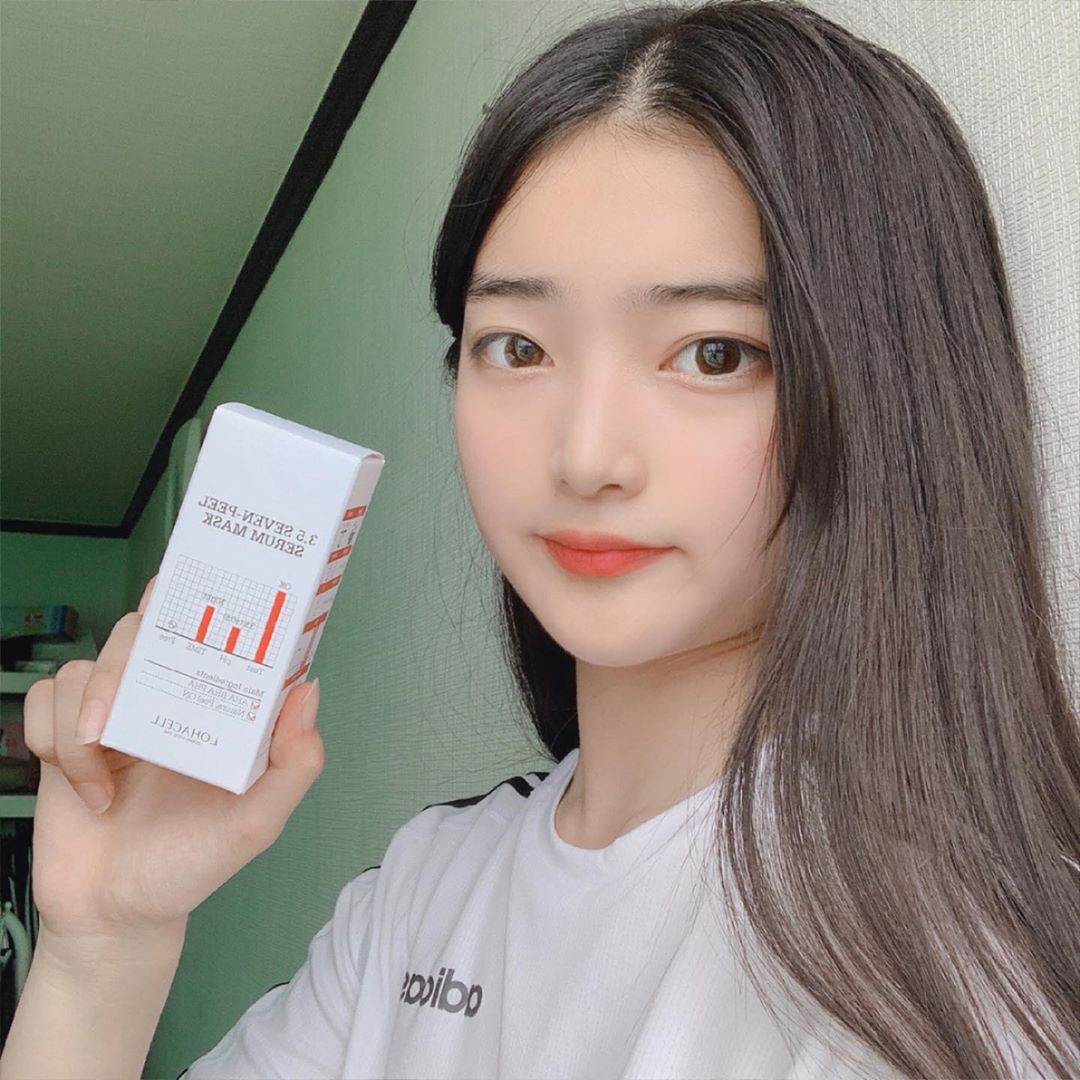 예리 on Instagram: “로하셀 3.5 세븐 필 세럼 마스크❤️ 전에 같은 브랜드의 필링 패드 보여드렸는데 이번엔 필링 세럼 마스크에요 !! 이거 쓰면 블랙헤드, 화이트헤드, 노폐물, 각질 등을 지워줘서 피부결 엄청 좋아지구 피부에 자극이 없어서 넘 좋다😍 👉@loha_c…”