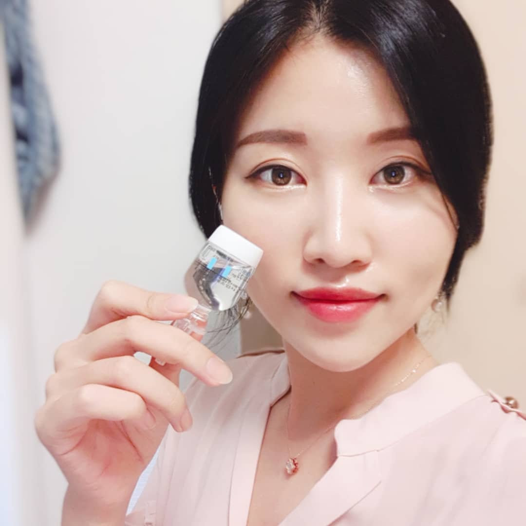 U.R on Instagram: “시험대비로 지친 피부에 #로하셀 #하이드롭샷앰플 로 #수분집중관리 #💧 ⠀  #탄력앰플 효과가 마음에 들어 #수분앰플 준비! #로하셀앰플 로 #홈케어 #스킨케어 참 쉽다아🤗🤗 ⠀ ⠀ 무려 97%의 히알마이드와 병풀추출물 , 마데카소사이드가 들어있어…”