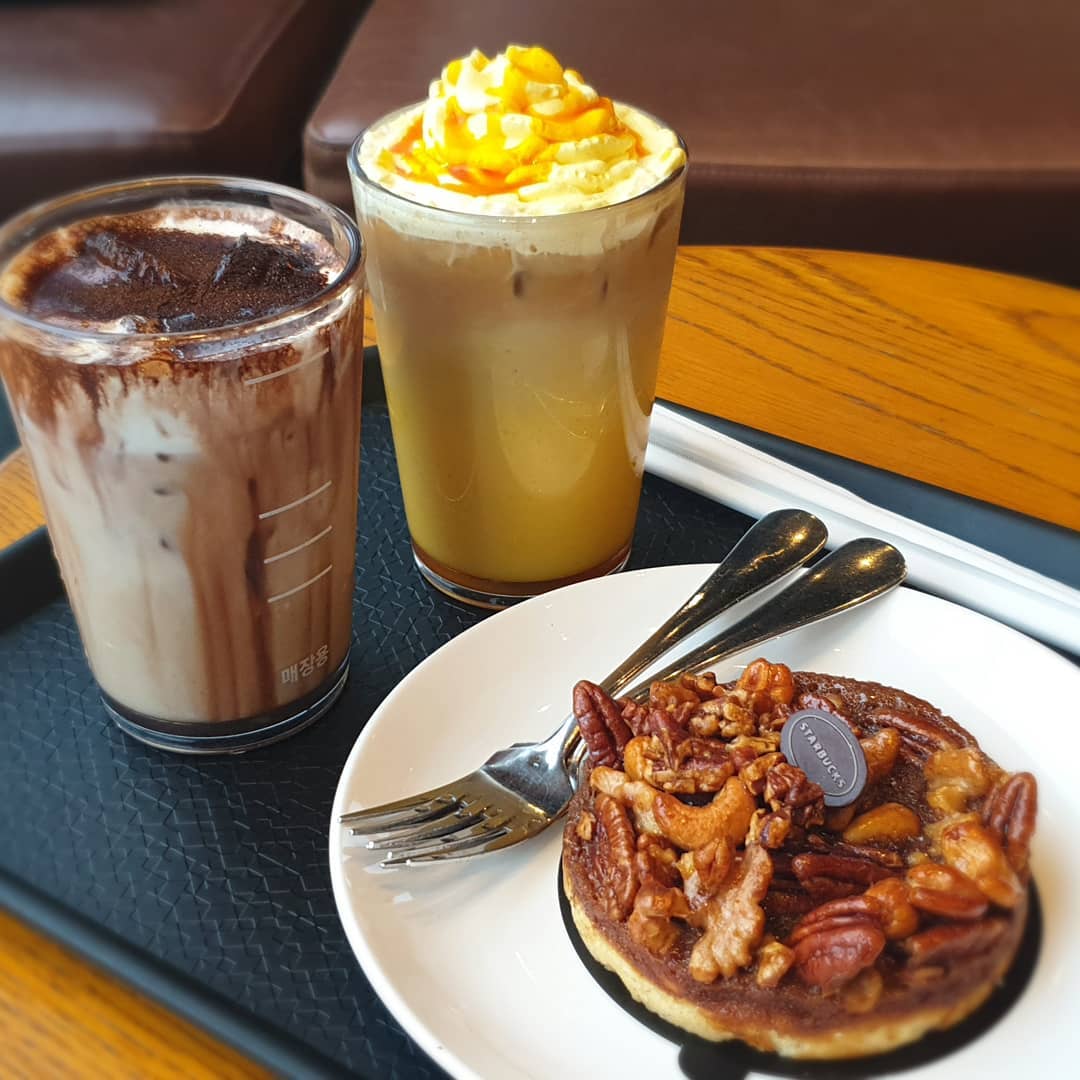 #스타벅스 #⭐⭐⭐⭐
#블랙글레이즈드라떼 #단호박라떼위드샷
#리얼피칸타르트
음료는 맛있는데 타르트는 그닥
너무 견과류 맛 뿐이다ㅠ
음료는 존맛탱구리 ㅎㅎ다음에 또 마실듯!?
.
.
.
#카페 #디저트 #신메뉴 #스벅 #타르트 #커피 #jmt #맛집 #디저트맛집 #퇴근 #인스타 #맞팔 #일상 #여유 #인친 #소통 #인천 #송도 #먹스타그램 #맛집스타그램 #서울
#나는지금스타벅스에있습니다