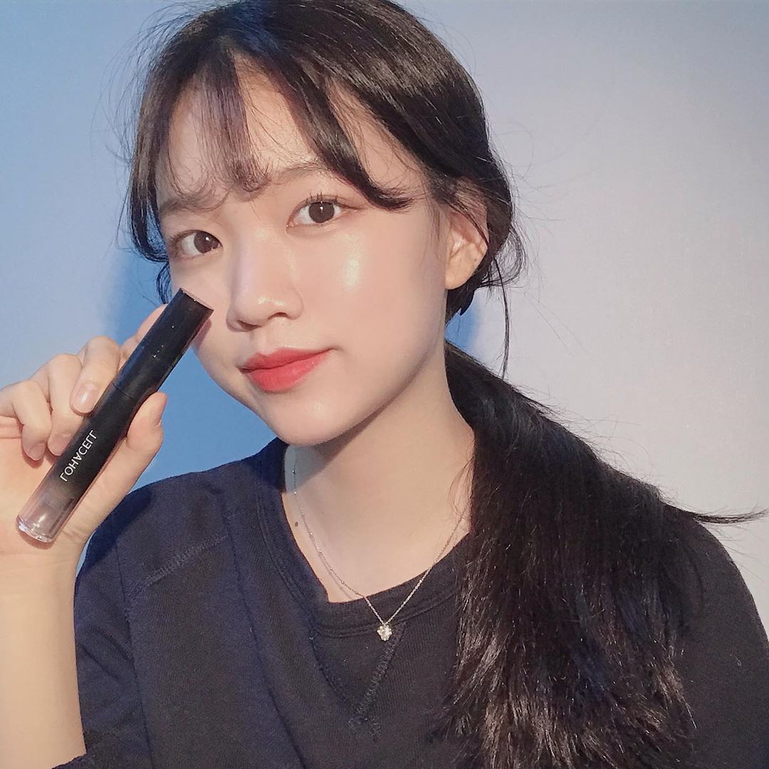 송지현 on Instagram: “로하셀에서 신제품 ’리얼 피팅 컨실러’가 나왔다고 해서 사용해봤어요❗️제가 원래 컨실러를 사용하면 뜨는게 너무 심해서 사용 안 했었는데 이 제품은 피부표현이 예쁘게 되어서 만족스러웠어요😊 무엇보다도 입구를 돌려야 제품이 나오는 형태라 위생에도 좋을…”