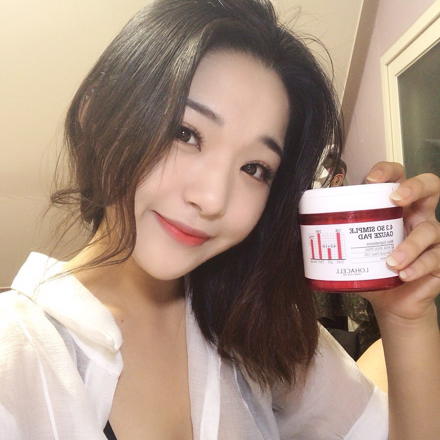가영 on Instagram: “로하쎌 쌍욕패드🤭 . 피부가 예민해서 각질 많이 올라오고 화장도 잘 안먹는데 피부에 너무 잘맞아서 놀랐어요 . . 피부뿐만 아니라 목, 무릎 등에도 쓸 수 있어서 너무 좋아요👍🏻👍🏻 . 세안 후에 올라간 ph를 빠르게 낮춰줘서 피부 산도 밸런스를…”