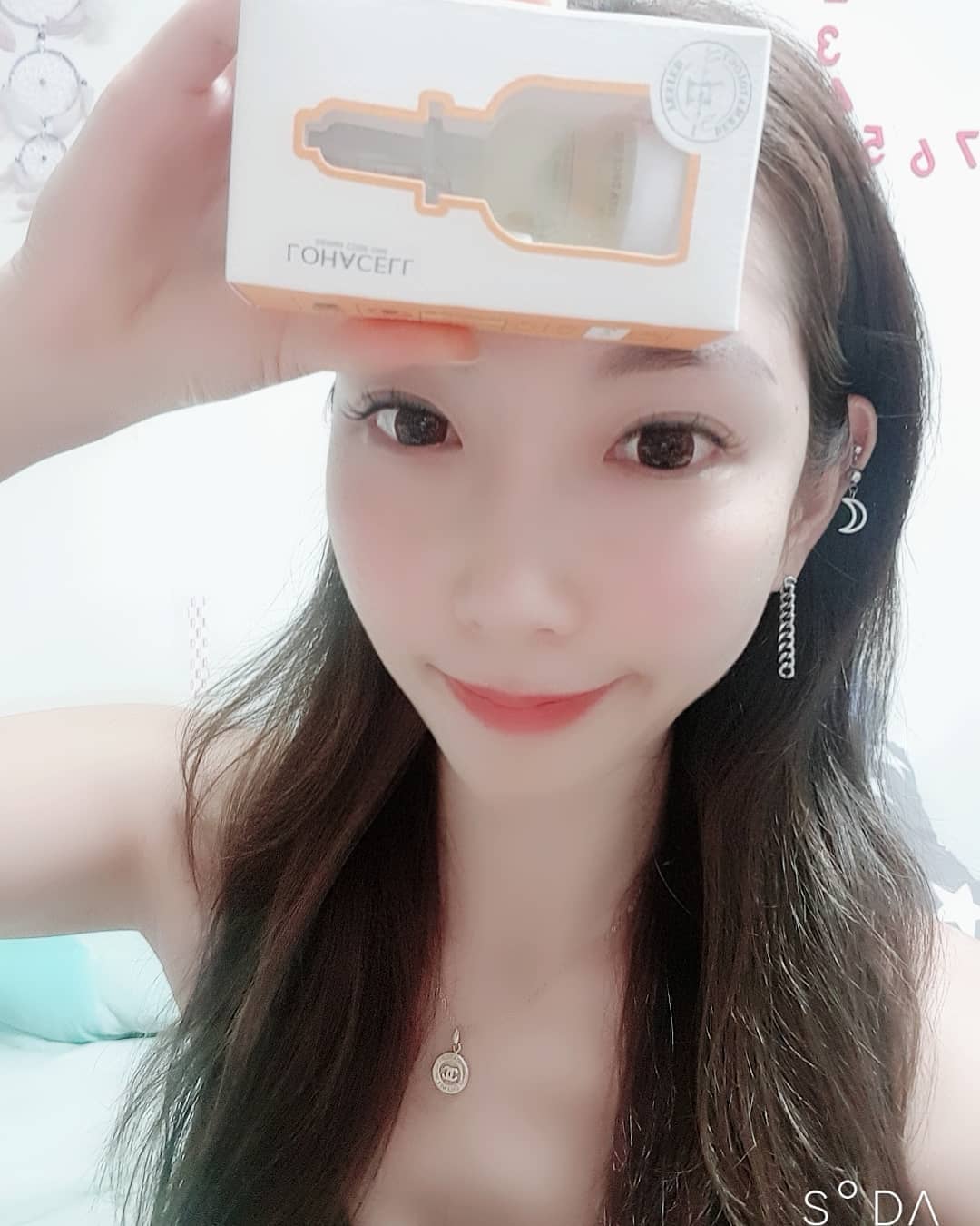 Ram Ah Lee on Instagram: “두번째 아이😊 비타드롭샷앰플😊 요아이는 내피부에 생기를 불어넣어주는 비타민이 가득들어가있는 기특한 아이랍니다😘 . . . #로하셀 #lohacell #로하셀비타드롭샷앰플 #비타드롭샷앰플 #드롭샷앰플 #로하셀앰플 #비타민앰플 #스킨케어 #홈케어…”