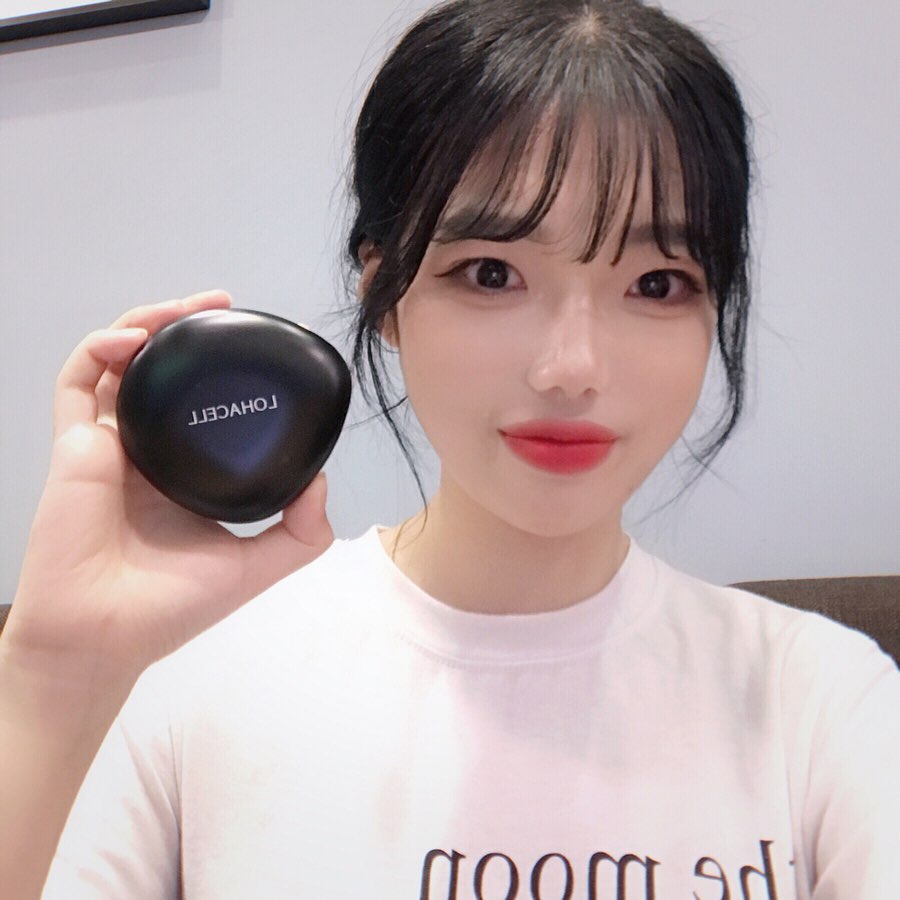 다정 on Instagram: “오늘도 이 로하셀 리얼피팅 쿠션으로 화장했어용 두껍게 발리지않고 매트하게 마무리되서 얼굴에 머리카락도 안붙고  콧망울이랑 인중만 중간에 한번 살짝 두드려주고 수정도 딱히 필요없을 정도로 지속력도 좋아용 그리고 퍼프도 쓰기 너무 편해요❤️ #로하셀…”
