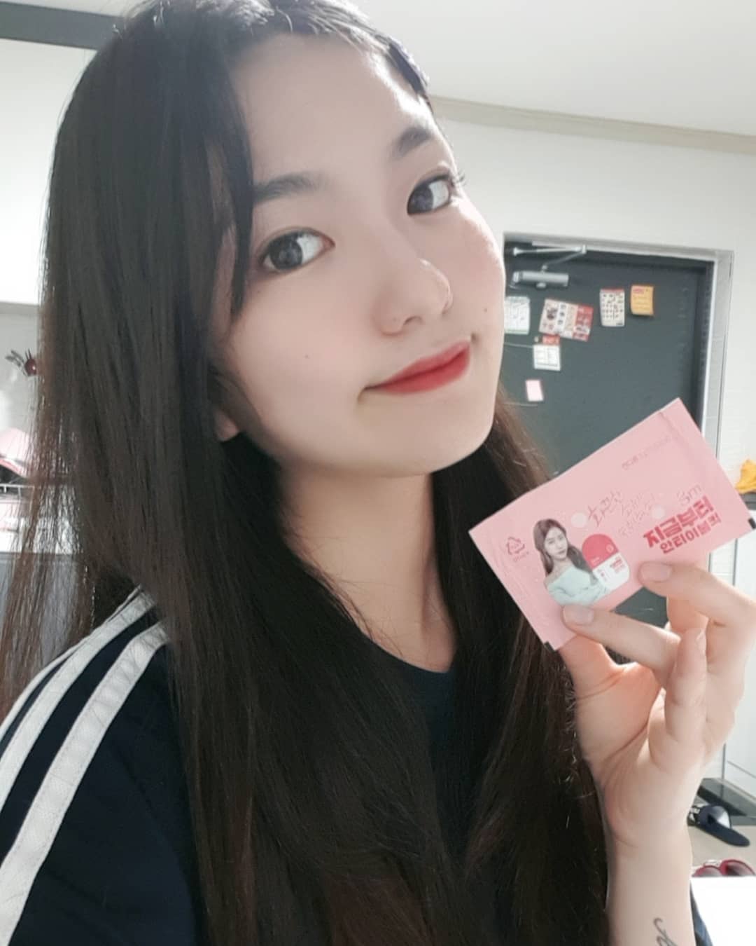 오 소희 on Instagram: “사탕으로 되어 있는 숙취해소제에요 편의점가면 자주 만날수 있는 제품이죠?😉 소포장에 물없이 먹을수 있는 요구르트맛 사탕이 2개!🍬🍬 들어있어요  편의점엔 숙취해소제들이 많잖아요? 마시는 여×,컨디×× 등등 젊은 사람들은 알거에요 술자리 후에 누가…”