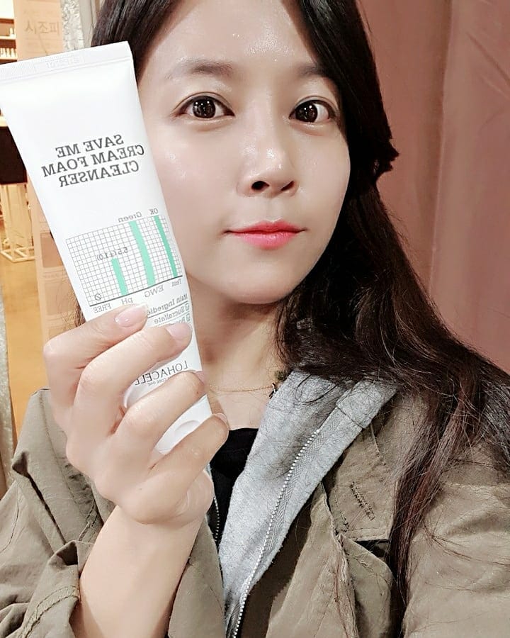 @gao8785 on Instagram: “#로하셀폼클렌저 . . 민감성 피부를 위한 클렌저. 미세먼지로부터 피부방어 해주는 성분을 사용하되, 배제해야될것은 깔끔하게 뺀 약산성 포뮬러 모공속 노폐물까지 깨끗하게 씻겨주고, 미세먼지를 필터링 해주는 모링가 함유로 언제나 안심 세안할수있음 👍👍…”