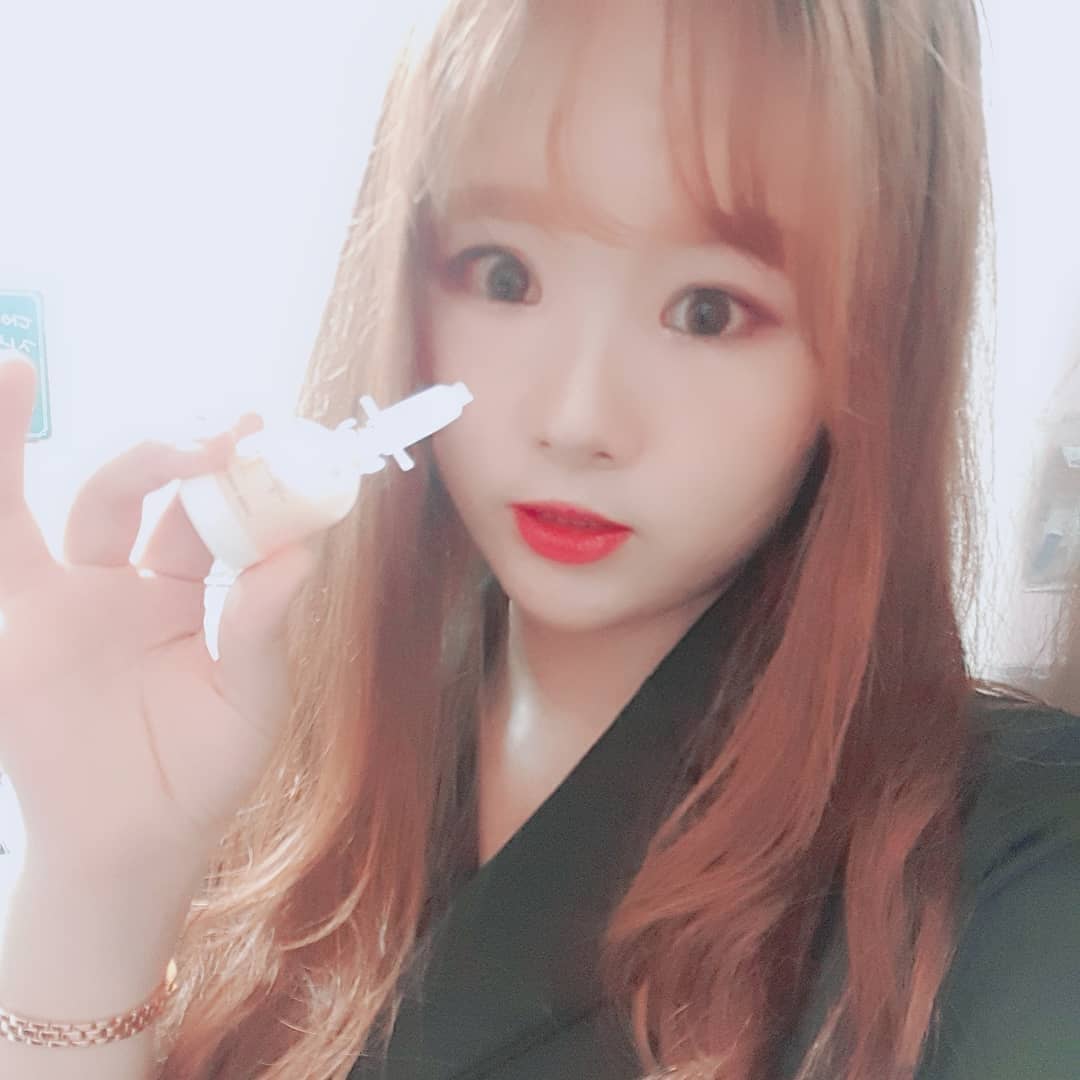 소영 on Instagram: “#첫줄안녕 사랑니때문에 턱이 너무 부어서 사진찍기 역대급으로 힘들었던 리뷰 ㅠㅠ 로하셀로부터 로하셀 톤업 드롭샷 앰플을 제공받아서 사용했어요 !! 사실 처음에는 이거 써보고 진짜 미백이 될까 반신반의 했거든뇨 ㅠㅠㅠㅠ 터키갔다온후로 피부가 너무…”