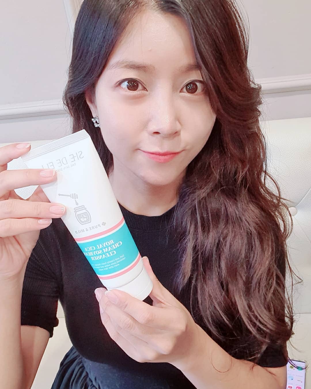 @gao8785 on Instagram: “#로얄시카크림콩클렌저 . . 세안후에 피부가 사막처럼 갈라지는 느낌이 든다면? 콩 추출물로 만든 콩클렌저가 바로 답이지😍 5가지 콩포뮬라로 세안 후 피부에 수분과 영양을 듬뿍!! 약산성 클렌저라 누구나 쓸수있고, 깨끗하고 부드러운 크림 거품으로…”