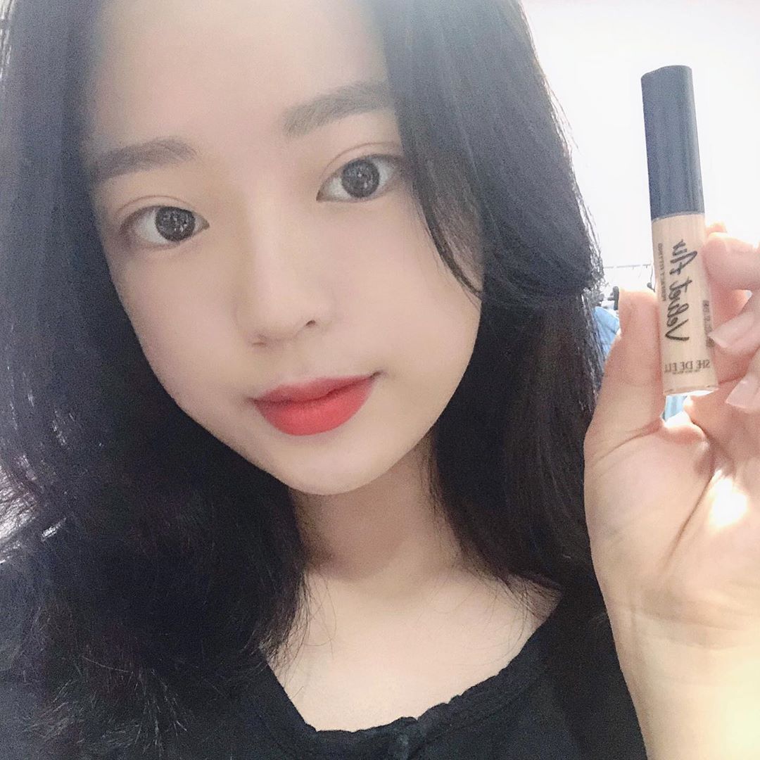 현진 on Instagram: “신제품 - 쉬드엘 벨벳 에어 페인팅 컨실러 . ✍️ 전 1호 바닐라를 사용했는데 확실히 커버가 잘되더라구요 평소 큰 트러블은 없긴 하지만 작은 트러블들로 커버 잘 됬습니당 컨실러로만 베이스를 했는데도 만족했어요 ! 얇게 발리는 감이 좋았고 보송한…”