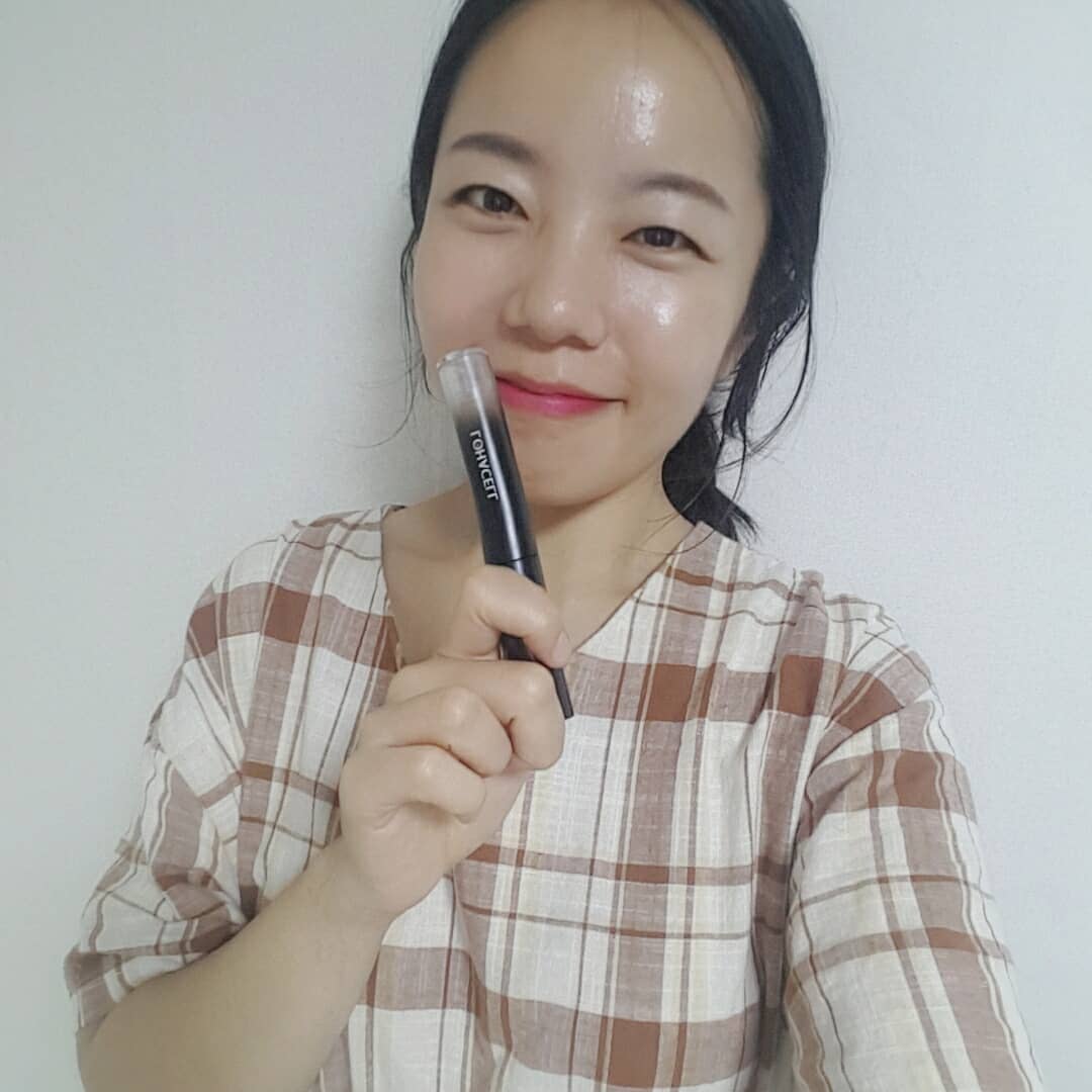 닥터믕 on Instagram: “나는 뾰루지가 가끔 한 두개씩 올라오는데, 감사하게도(?) 자주는 아니지만 왕따시만하게 크게 올라온다. 거기다가 모공부자ㅠㅠ  즐겨보는 메이크업 유튜버가 트러블은 당연하고 모공가리는데는 컨실러 만한게없다고 밑줄 쫙쫙 그어가면서 추천하길래 바로 로하셀…”