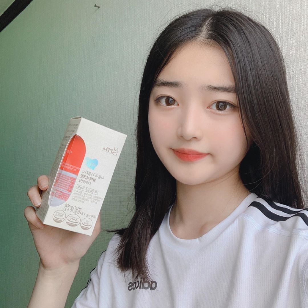 예리 on Instagram: “이미 분홍이 초록이로 너~무 유명한 GRN에서 출시한 다홍이 !! 지알엔 다홍이는 체지방 감소에 효과적인 CLA와 월경 전 변화로 인한 불편한 상태를 개선해주는 감마리놀렌산이 포함된 제품이에요🧡 붓기랑 체지방 빠져서 좋당🥰 👉@grn_green…”
