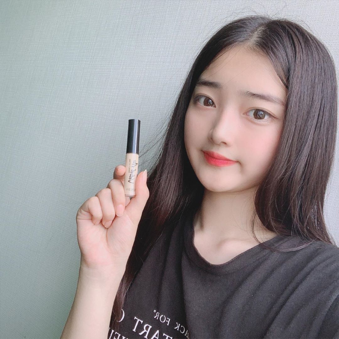 예리 on Instagram: “💜쉬드엘 벨벳 에어 페인팅 컨실러💜 얇고 부드럽게 발리지만 커버력은 좋은 컨실러 !! 끈적임과 묻어남이 없고 워터프루프로 지속력이 좋아요 안 뜨고 보송보송하고 5중 세라마이드가 함유되어 피부를 보호해줘서 예민한 피부에게 최공 👉@shedeell…”
