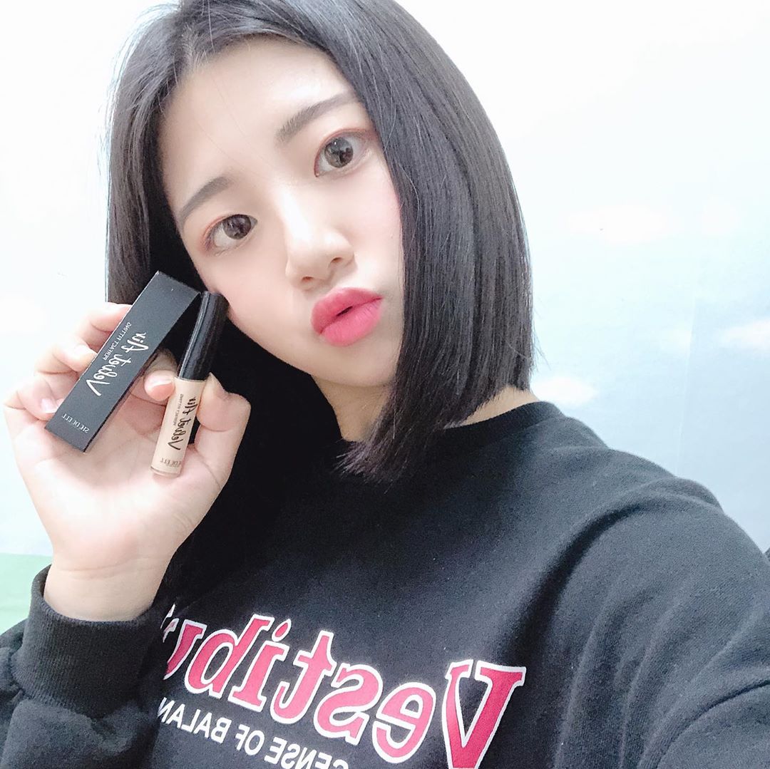 김이슬 on Instagram: “쉬드엘 벨벳 에어 페인팅 컨실러🐰 . 올해 들어 컨실러를 사용하게 되었는데 쉬드엘 제품이 촉촉하고 잘 맞다라고요 ☺️ 눈가나 눈썹라인 정리에 좋은 것 같아요!! 발림성도 좋아요😁😁 . ✔️ 완벽한 피팅 컨실러 ✔️ 원데이 원터치 컨실러 지속력 짱👍👍…”
