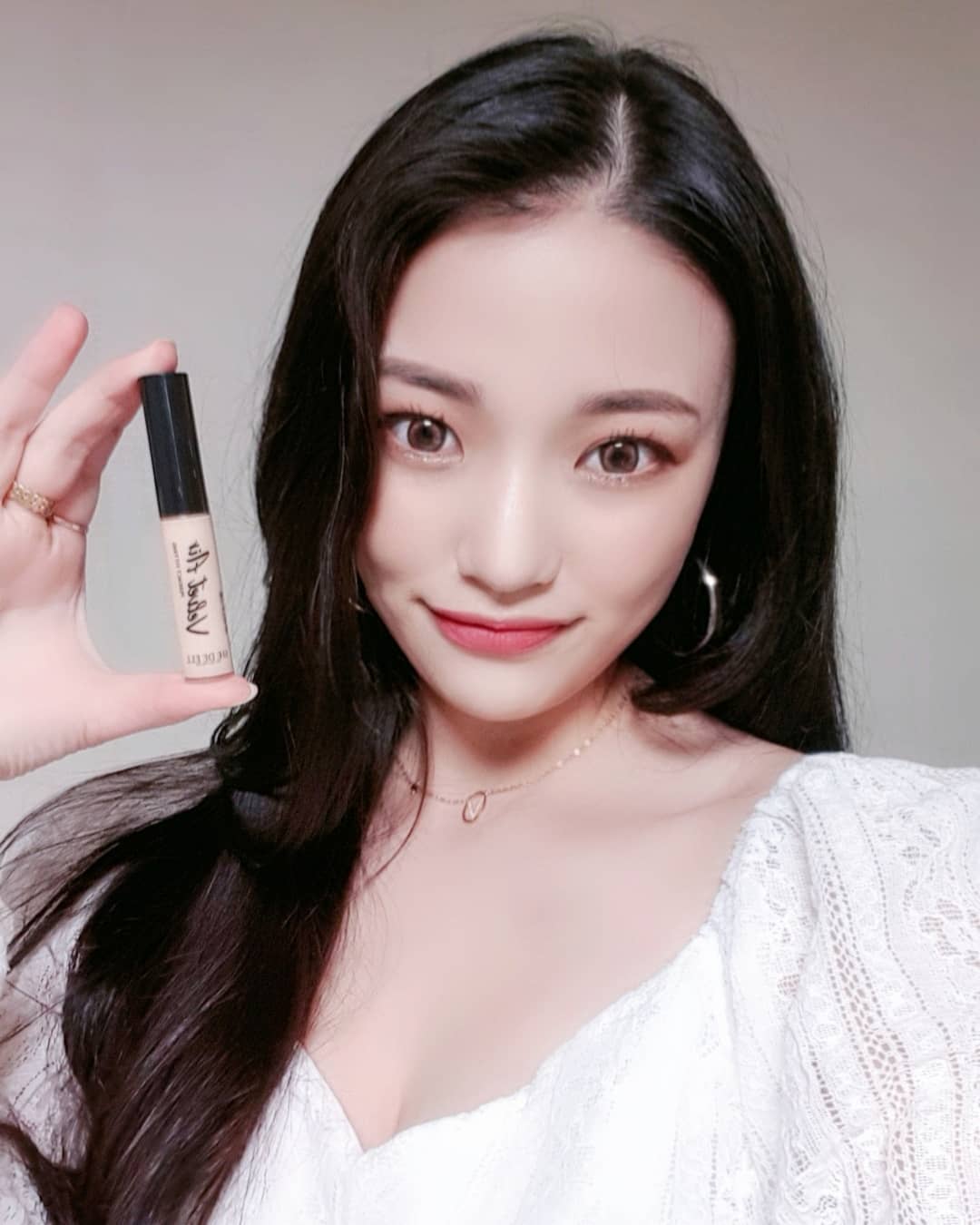 노브레이끼 on Instagram: “쉬드엘 벨벳 에어 페인팅 컨실러❣ 부드럽게 발리는데 커버력은 깡패;; 주근깨 가득한 내 피부 도자기로 만들어 버리는 당신은 도대체..글구 5중세라마이드 함유로 외부 환경으로 인한 피부보호역할까지 해주니 갬동 그자체 ㅠㅠ 쉬드엘 제품 많이 쓰는데…”