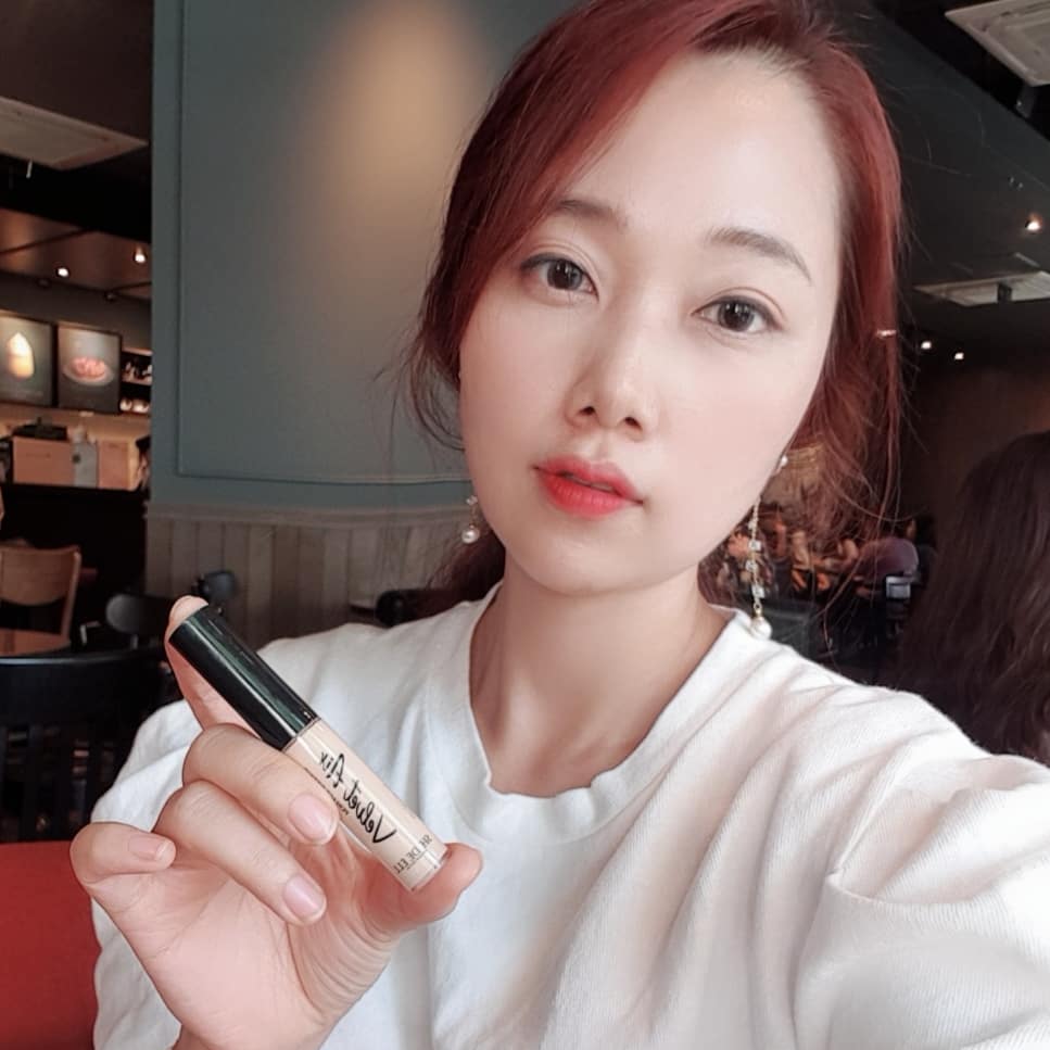 방송작가 마미란💕 on Instagram: “저 오늘 화장 잘되지 않았나요? 이것이 컨실러의 중요성🤗 #쉬드엘벨벳에어페인팅컨실러 . 눈썹라인을 정리해주니 인상이 깰끔해 보이는 효과👌 입가를 정리해주면 도톰해 보이는 입술라인 완성이요😚 . 커버는 완벽하면서도 가볍게 밀착되구 이름처럼 벨벳…”