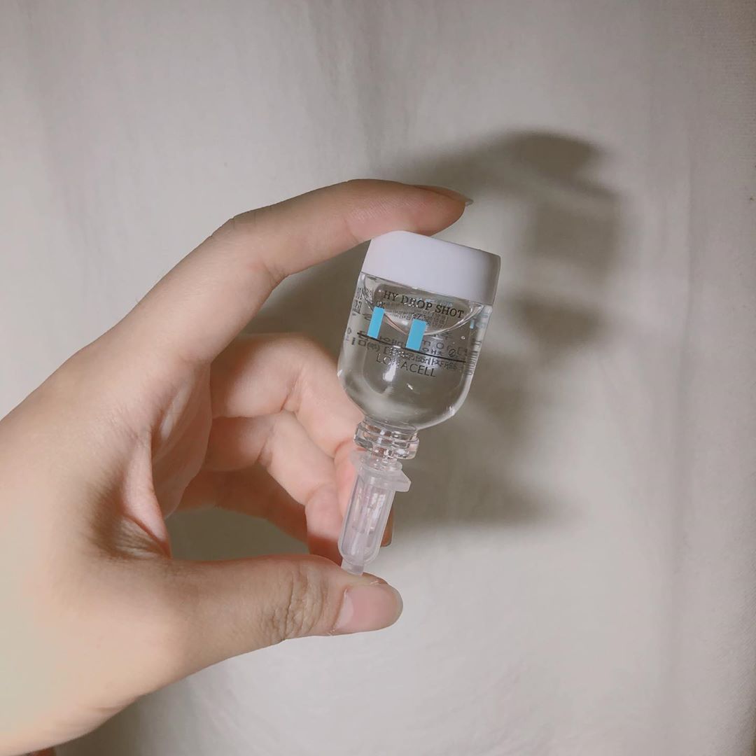 하은 on Instagram: “💙로하셀 하이 드롭 샷 앰플 ⠀ 97% 히알마이드가 선사하는 눈부신 수분폭탄 💦 ⠀ 🧜🏻‍♀️ 히알마이드 97% 🧜🏻‍♀️ 2중 기능성 🧜🏻‍♀️ EWG ALL GREEN 🧜🏻‍♀️ 스마트 수분 레이어링 ⠀ ⠀ 🔹속 당김 때문에 고생하는 피부…”