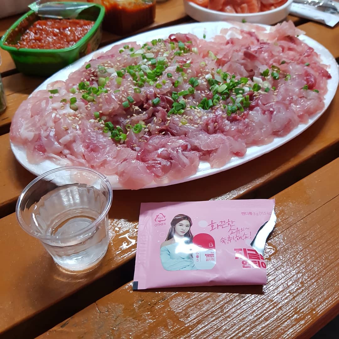 miseon😍😍 on Instagram: “#술스타그램  #술먹은다음날 산뜻하게 일상생활하기 위해 #GRN안티이불킥 을 먹지롱~~ . . 요구르트맛 사탕형태로 쉽고 맛있게 먹을 수 있고 완전 작고 가벼운 사이즈라서 들고다니기도 너무 편함!! . . 음주 전, 후로 먹는 #숙취해소제  제대로…”