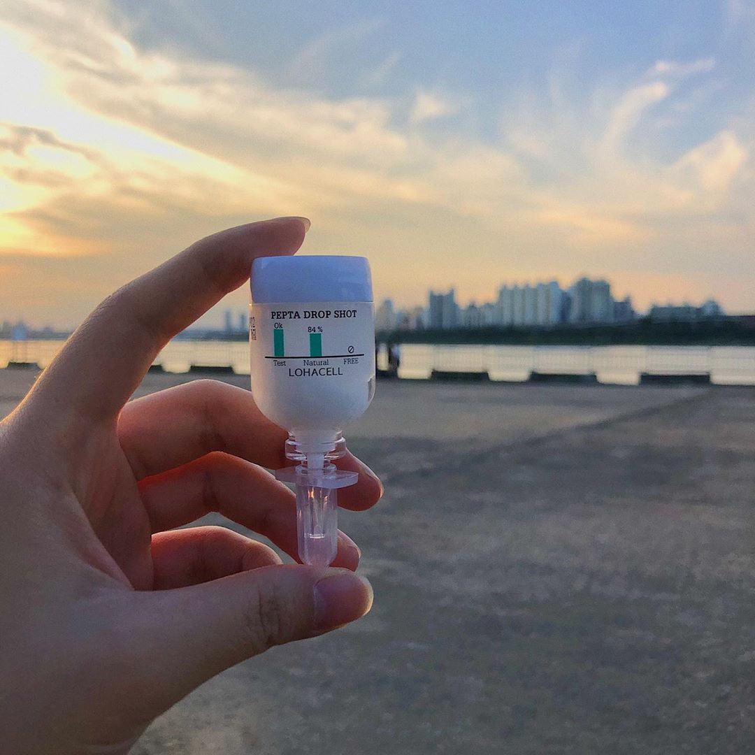 하은 on Instagram: “✨로하셀 펩타 드롭샷 앰플 ⠀ ☃️ 펩타 드롭속에 헤엄치는 펩타이드와 콜라겐을 피부에 촘촘하게 채워주세요 ! ⠀ 🌫메인 성분 - 펩타겐 1000pm 피부 장벽 강화와 탄력케어에 도움을 주는 5가지 성장인자 (EGF, bFGF , VEFG , VM-…”