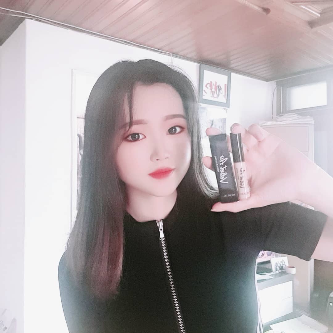 혜원😆 on Instagram: “쉬드엘 벨벳 에어 페인팅 컨실러  이 제품은 공기처럼 가볍고 벨벳타입처럼 부드러운 느낌이 있습니다. 또 페인팅 한 것처럼 매끈하게 커버가 되는 제품입니다. 그리거 얇게 발리며 지속력과 밀착력 , 유지력이 굉장히 좋은 제품입니다❗ 블루라이트 차단성분이…”