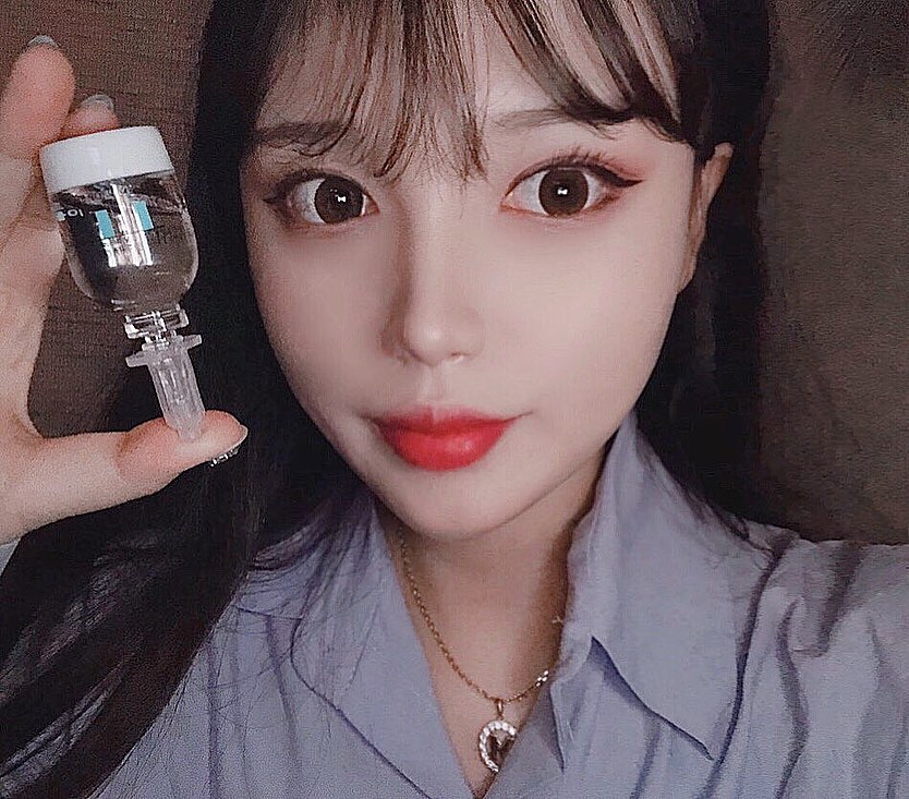 @j2._.won on Instagram: “좋은 기회로 로하셀의 세 앰플을 받아봤는데 그중에 최애 #로하셀하이드롭샷앰플 😍 각자 다른 분자의 크기를 가진 히알루론산 3종류를 사용하여 피부에 시간차를 두고 스며들어 속당김을 해결해 주고 수분 보호막을 형성해 오랫동안 촉촉함을 유지할 수 있당🤭…”