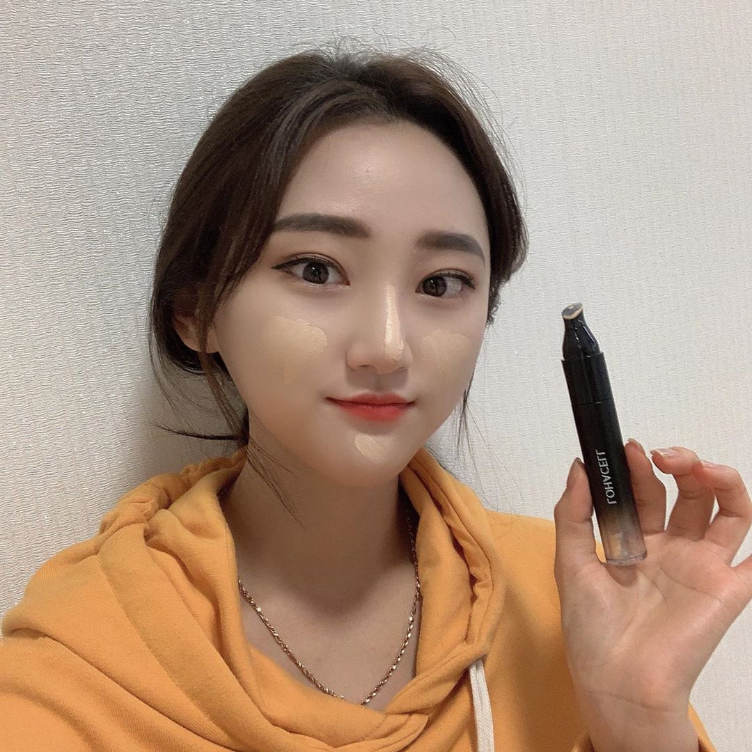 영경 on Instagram: “트러블 커버 전용 컨실러로, 피부 진정과 보호에 도움되는 제품. 트러블 뿐만 아니라 피부 홍조, 모공, 다크서클을 커버할 수 있고,  19호, 21호, 23호 총 3가지 색상으로 모든피부톤에맞는 컨실러! . . . #로하셀 #lohacell…”