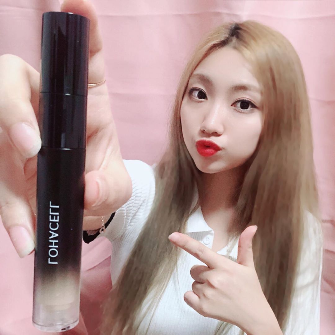 혠 on Instagram: “컨실러 원래 잘 안쓰게 되는데 이거는 한 번 쓰니까 중독이...! 트러블 커버 전용 컨실러로, 피부 진정과 보호에 도움이 되는 로하셀만의 독자적 포뮬러 칼라시카가 함유되어 있는 제품입니당🙂 . . . #로하셀 #lohacell #로하셀컨실러…”