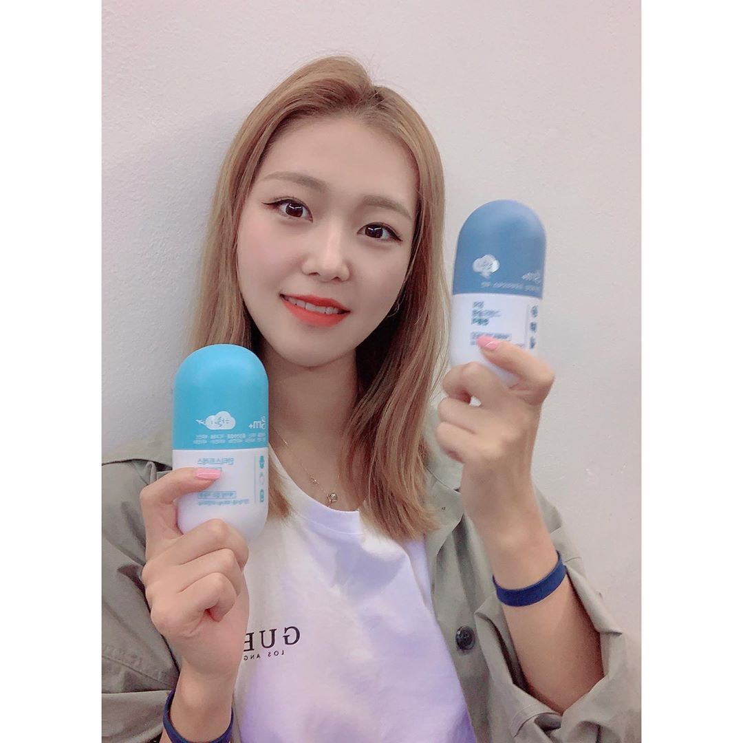 이도경 on Instagram: “#하늘이 는 홍경천 추출물과 녹차카테킨이 포함되어 스트레스와 체지방감소에 도움이되고
#천둥이 는 프로바이오틱스 100억마리와 알로에 전잎이 포함되어 원활한 배변활동에 도움을 준데요
#grn 3알씩 꼬박꼬박 챙겨먹어야지 😊
⠀”