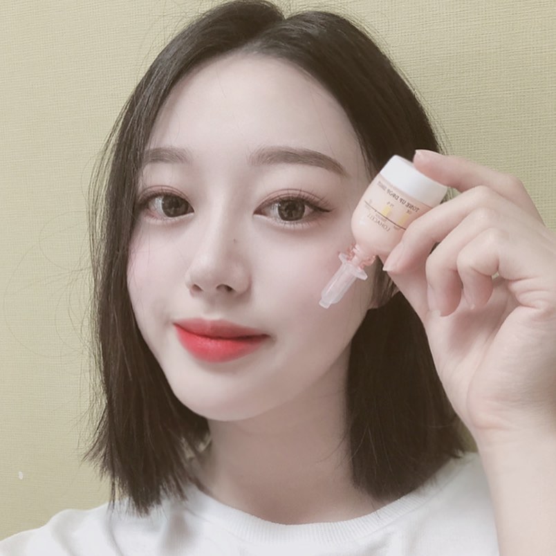 세영 22 on Instagram: “여름 지나면 은근 탄거같아서 신경쓰이는데 미백앰플로 괜히 안심하기..😜 성분은 말해모해. 근데 더좋은건!! 베이스에 섞어써도 되고, 스킨케어제품에 섞어도 되고, 몸에 다발라도된다_(:3」z)_  #로하셀 #lohacell #로하셀드롭샷앰플…”