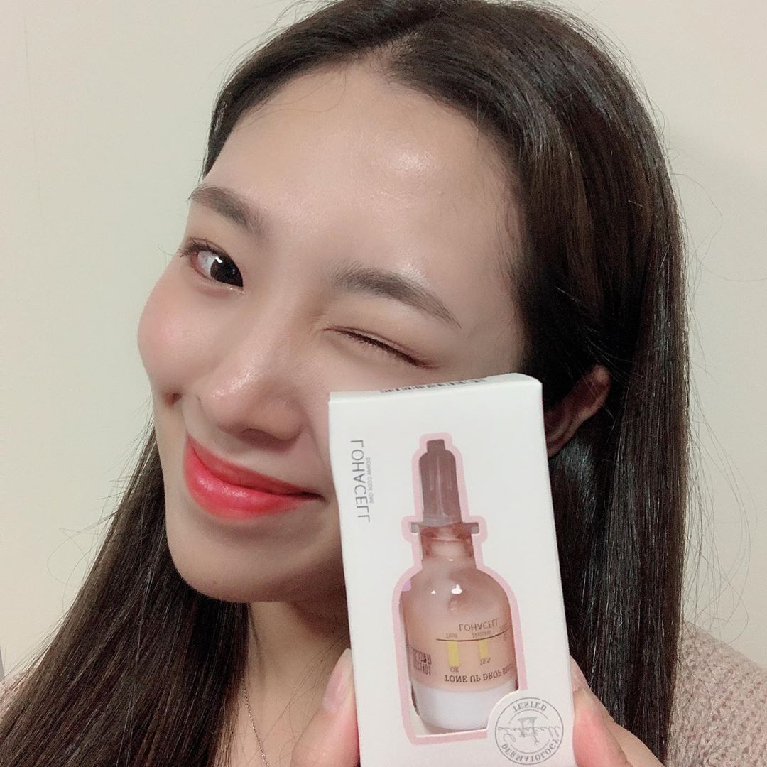 지연 on Instagram: “이번엔 로하셀 톤업앰플‼️ . . 저는 피부상태가 수시로 바뀌는 민감성이라고 저번에도 말씀드렸었는데요 ! 로하셀 앰플은 모든피부타입이라 걱정없이 쓸 수 있는 것 같아요:) - 피부 전후차이 보이시나요,, 수분라인과 다르게 톤업이다보니 딱 쓰자마자…”